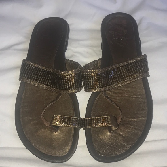 STUART WEITZMAN METALLIC THONG SANDALS - Picture 3 of 9